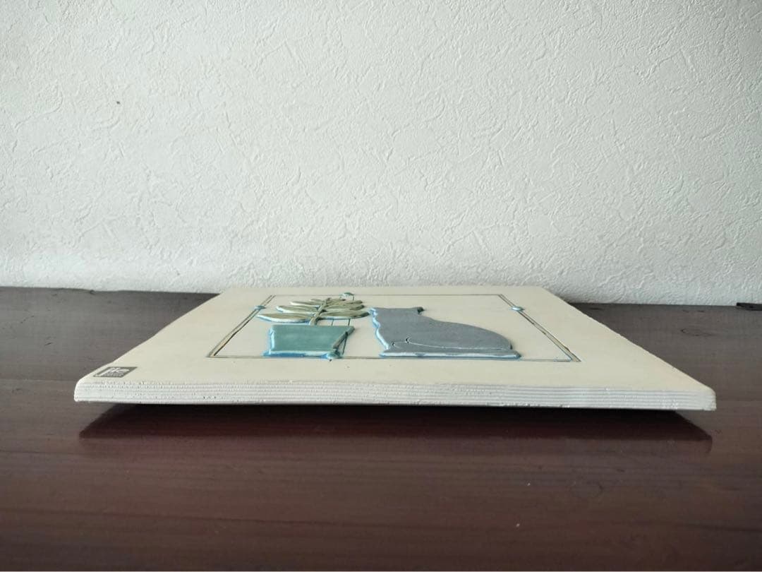 ジィー　アイモ・ニェットボリ 白い陶板 窓の外を眺めるネコ 25cm 1970年