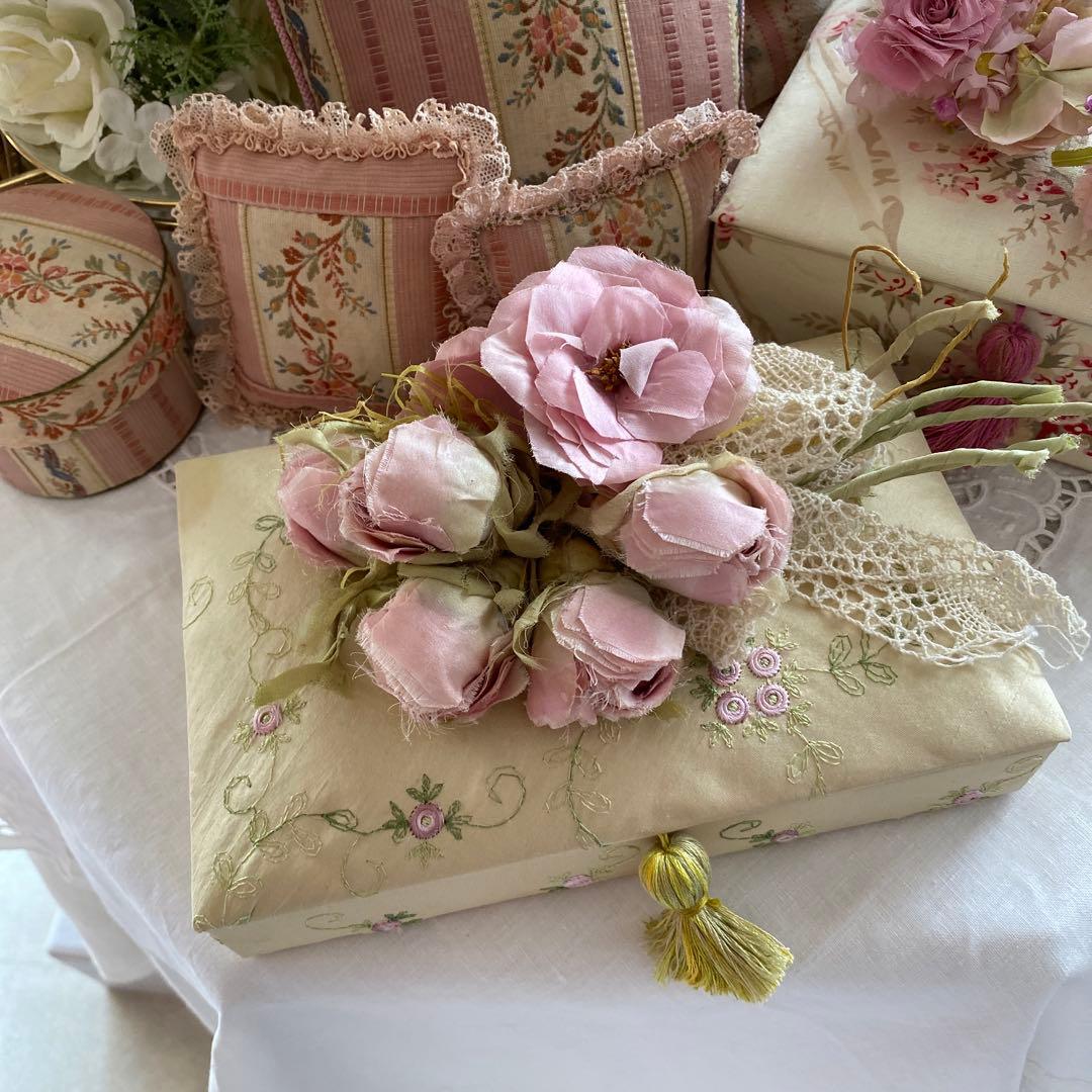 専用です。フランス製シルク生地 薔薇の刺繍のカルトナージュ＆ ハート型の壁飾り