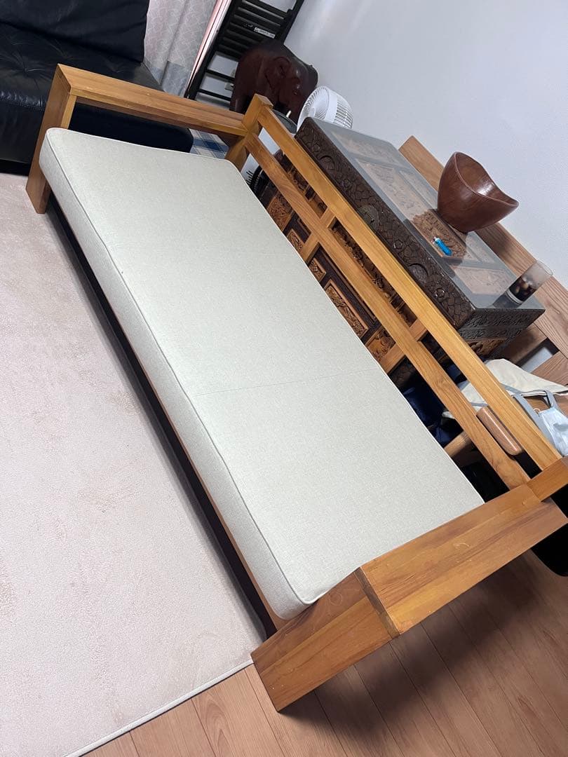 unicoウニコのソファです。 天然木製3人掛けソファ