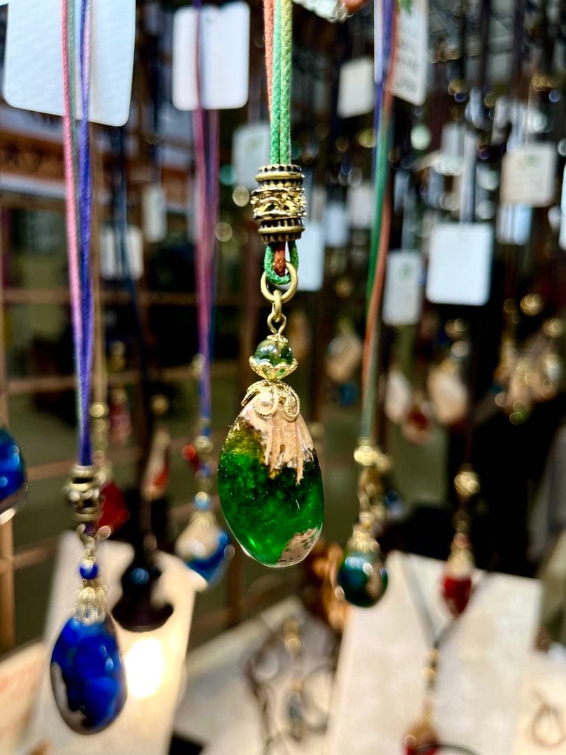 ハンドメイド 緑のレジンと木のペンダント ネックレス　プレゼント　一点物