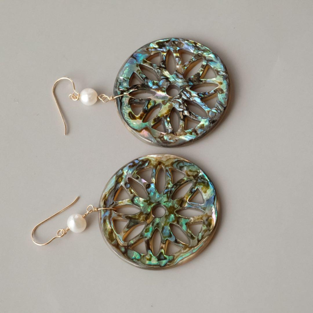 14kgfアバロンマーガレットカービングピアス/イヤリング