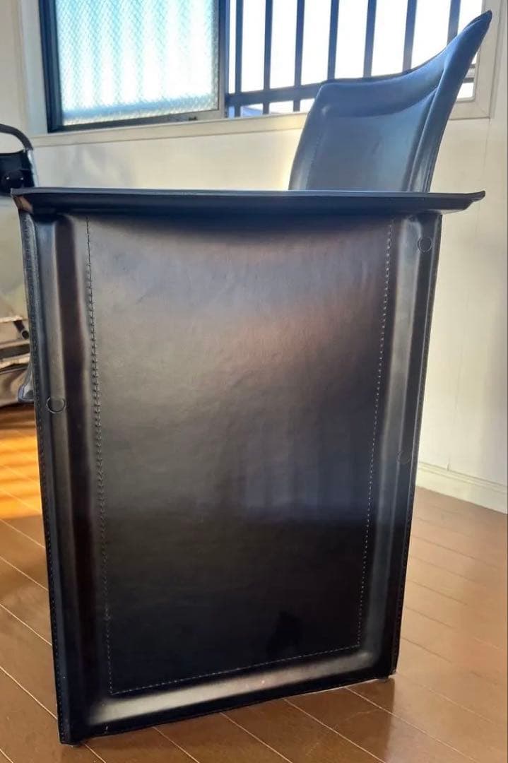 黒いアームチェア レザー モダンデザイン