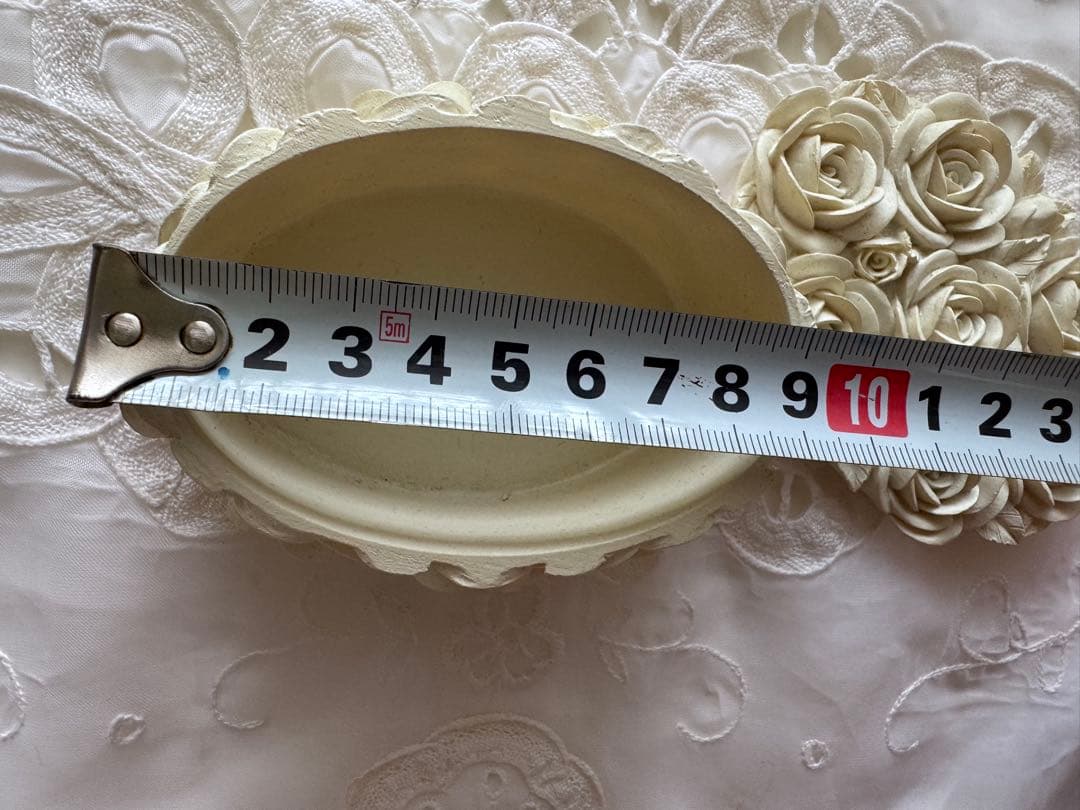 バラ装飾の陶器ホワイトアクセサリーケース