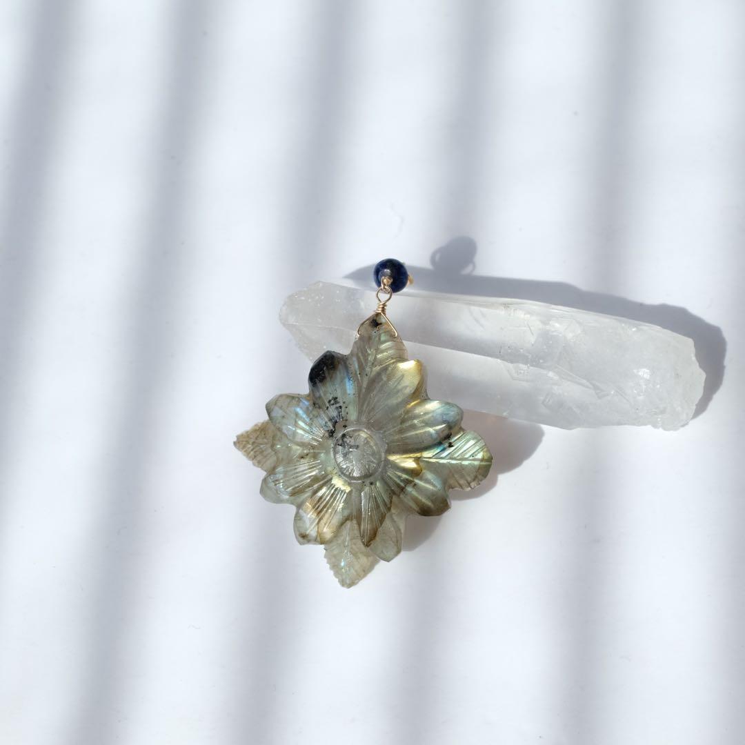 Kaya ♦︎アメジスト・マザーオブパールフラワーカービングチャーム