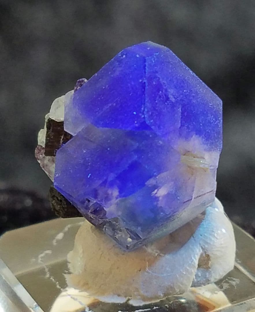 ナミビア   エロンゴ産  フローライトキューブNo1272