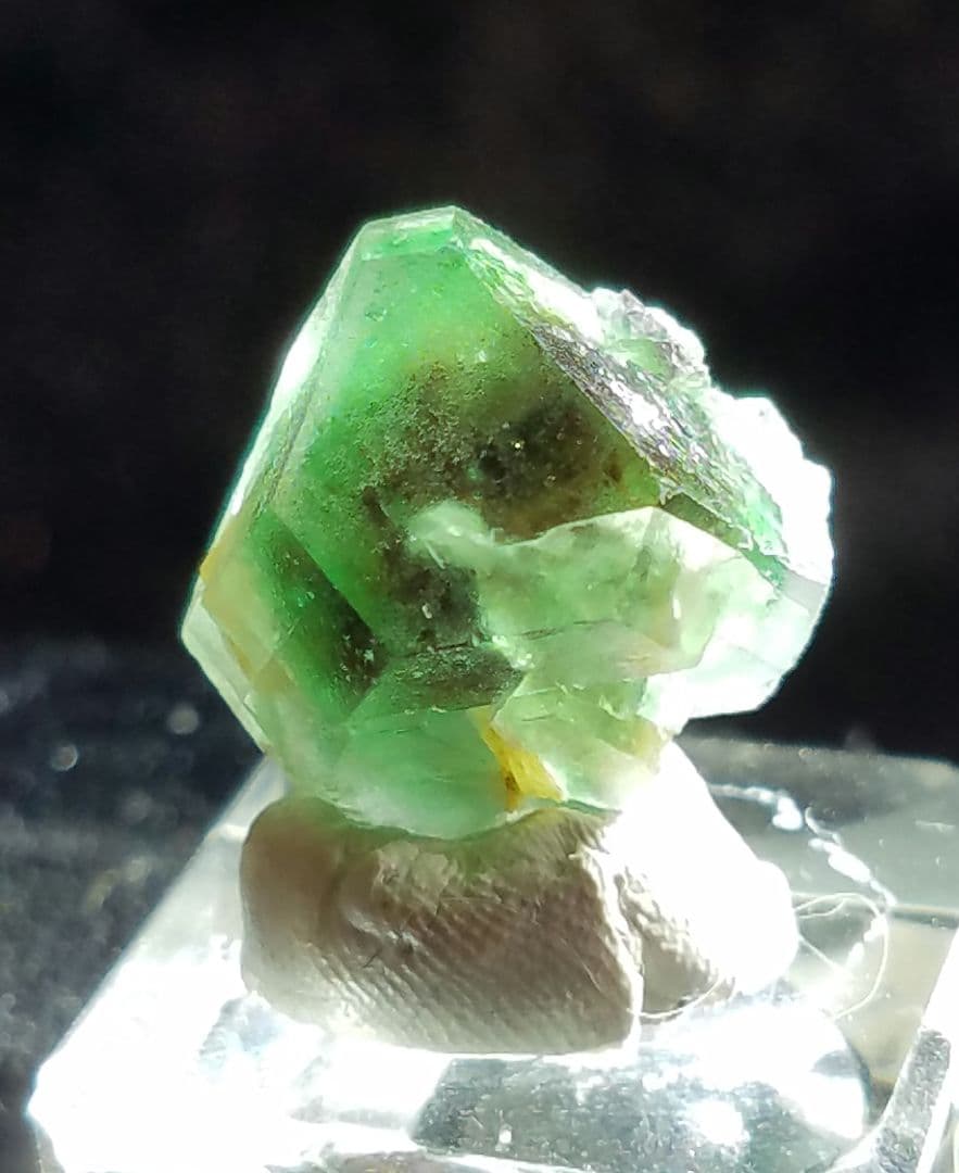 ナミビア   エロンゴ産  フローライトキューブNo1272