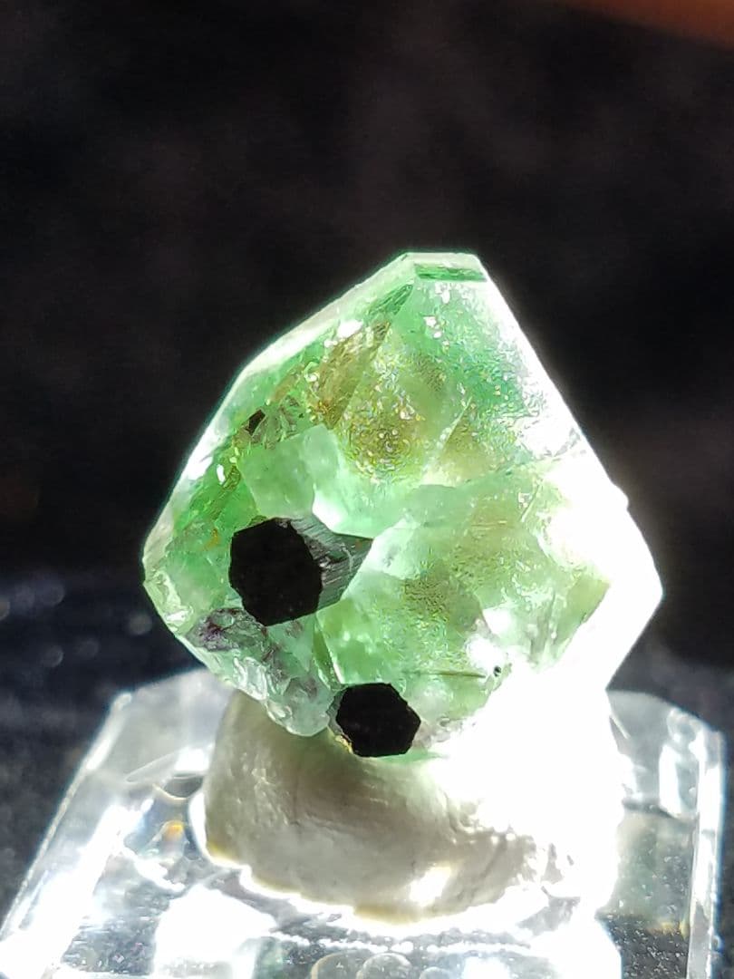 ナミビア   エロンゴ産  フローライトキューブNo1272