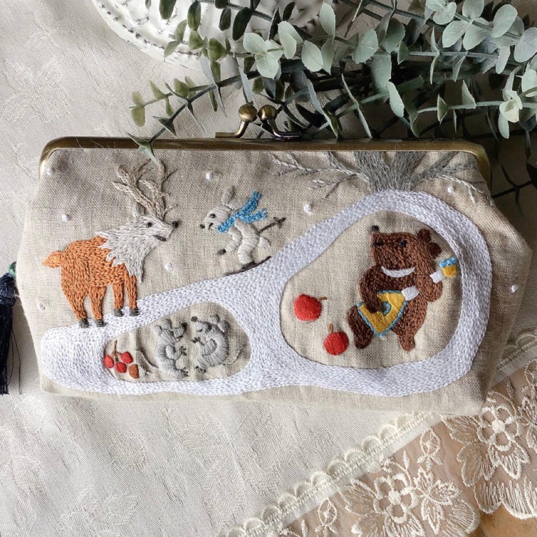 冬の森の物語のがま口ポーチ　手刺繍　ハンドメイド