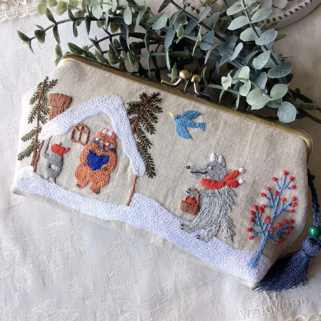 冬の森の物語のがま口ポーチ　手刺繍　ハンドメイド