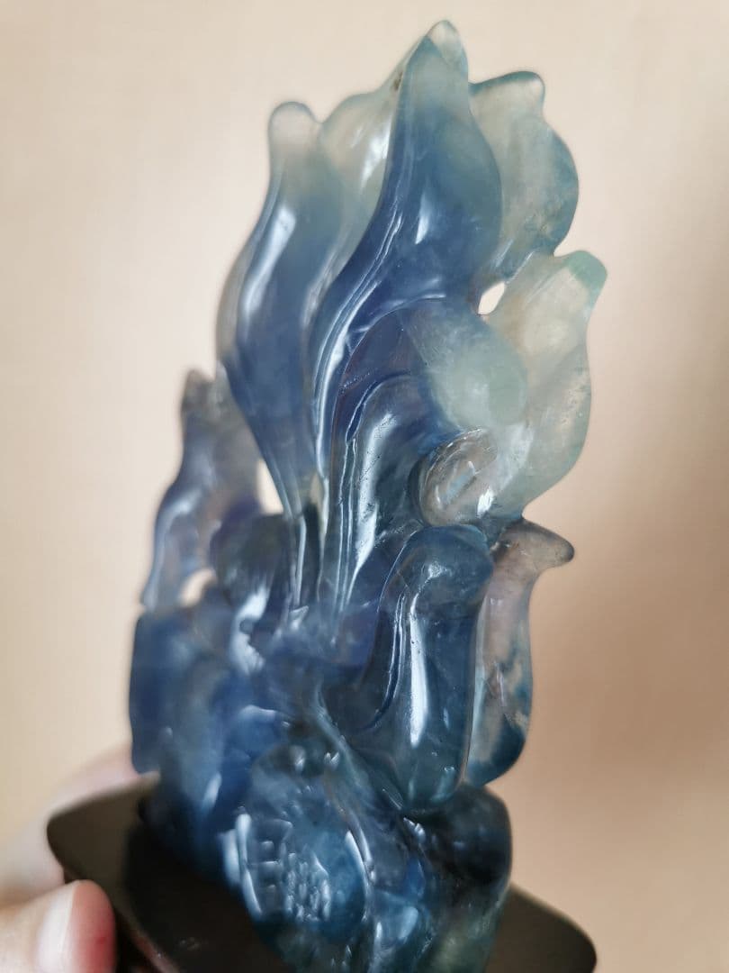 天然石グラデーション‼️ ブルーフローライト九尾 彫刻 専用台座付‼️