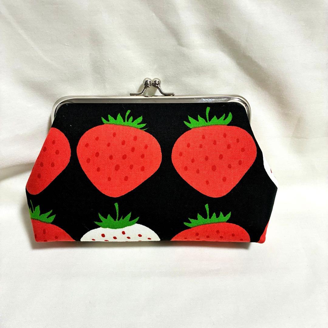 ウィメンズ がま口財布　がま口ポーチ　メイクポーチ　ハンドメイド　イチゴ