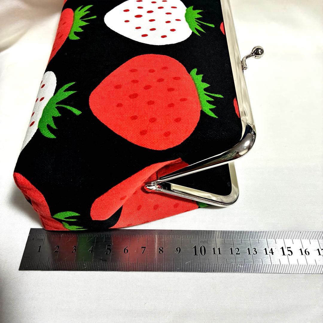 ウィメンズ がま口財布　がま口ポーチ　メイクポーチ　ハンドメイド　イチゴ