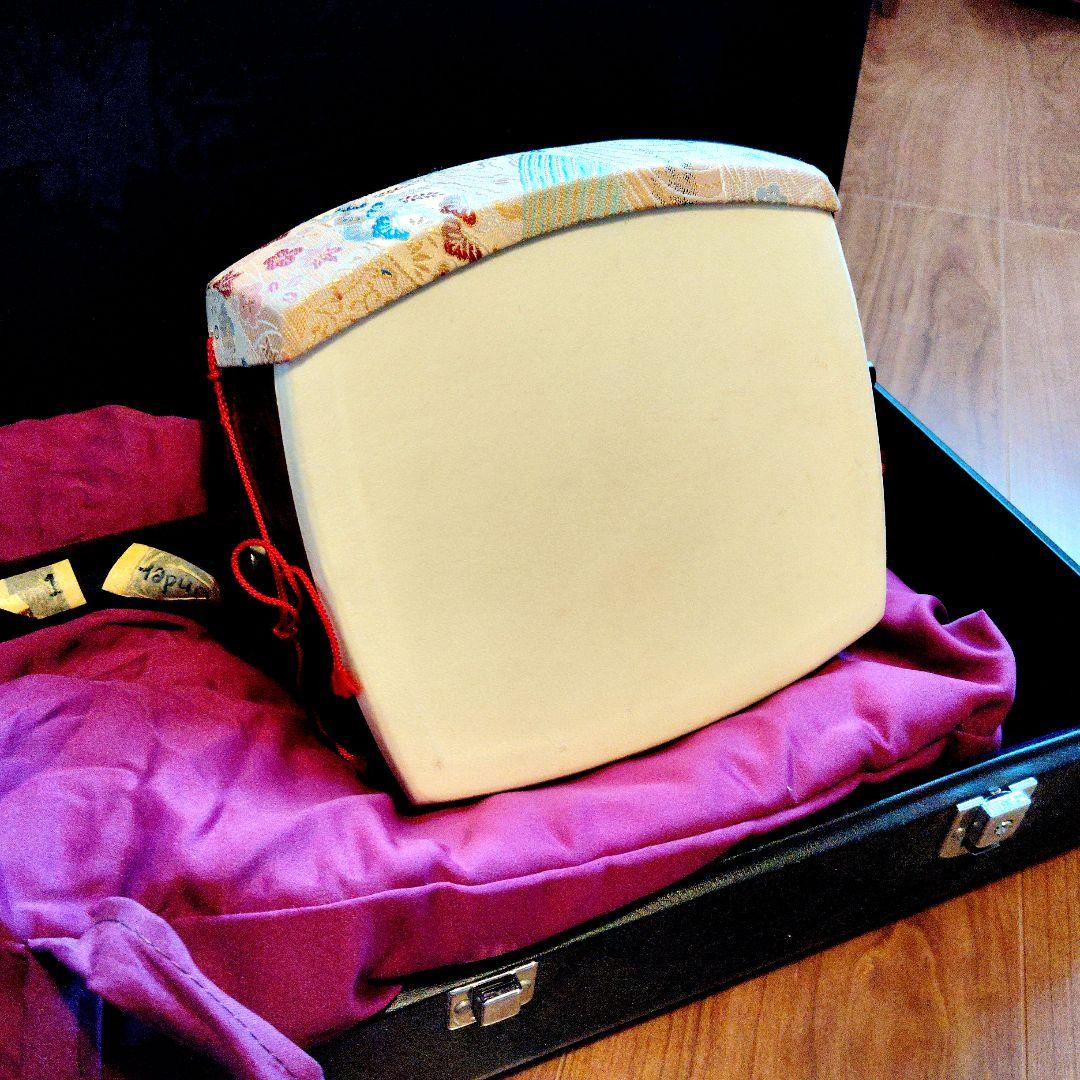 白い三味線とケース付きの標準サイズです。