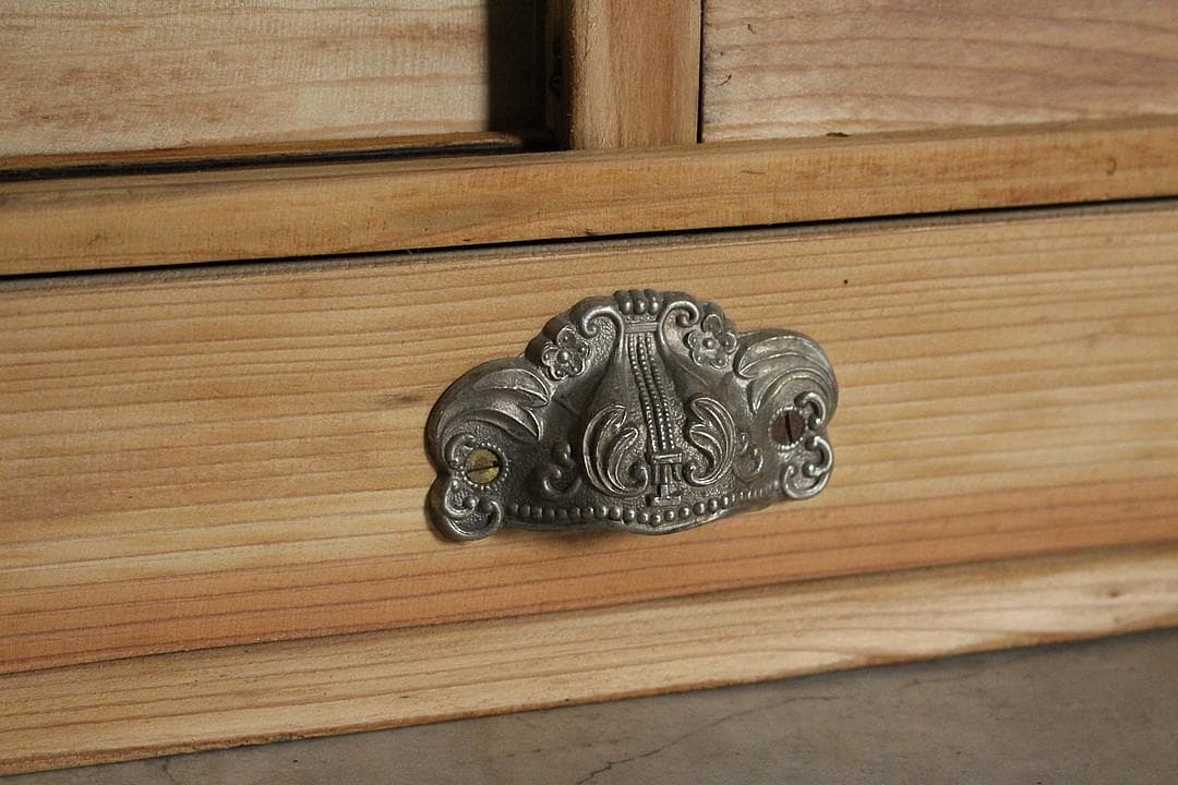 古い小さな木枠のガラス戸棚×小引き出し