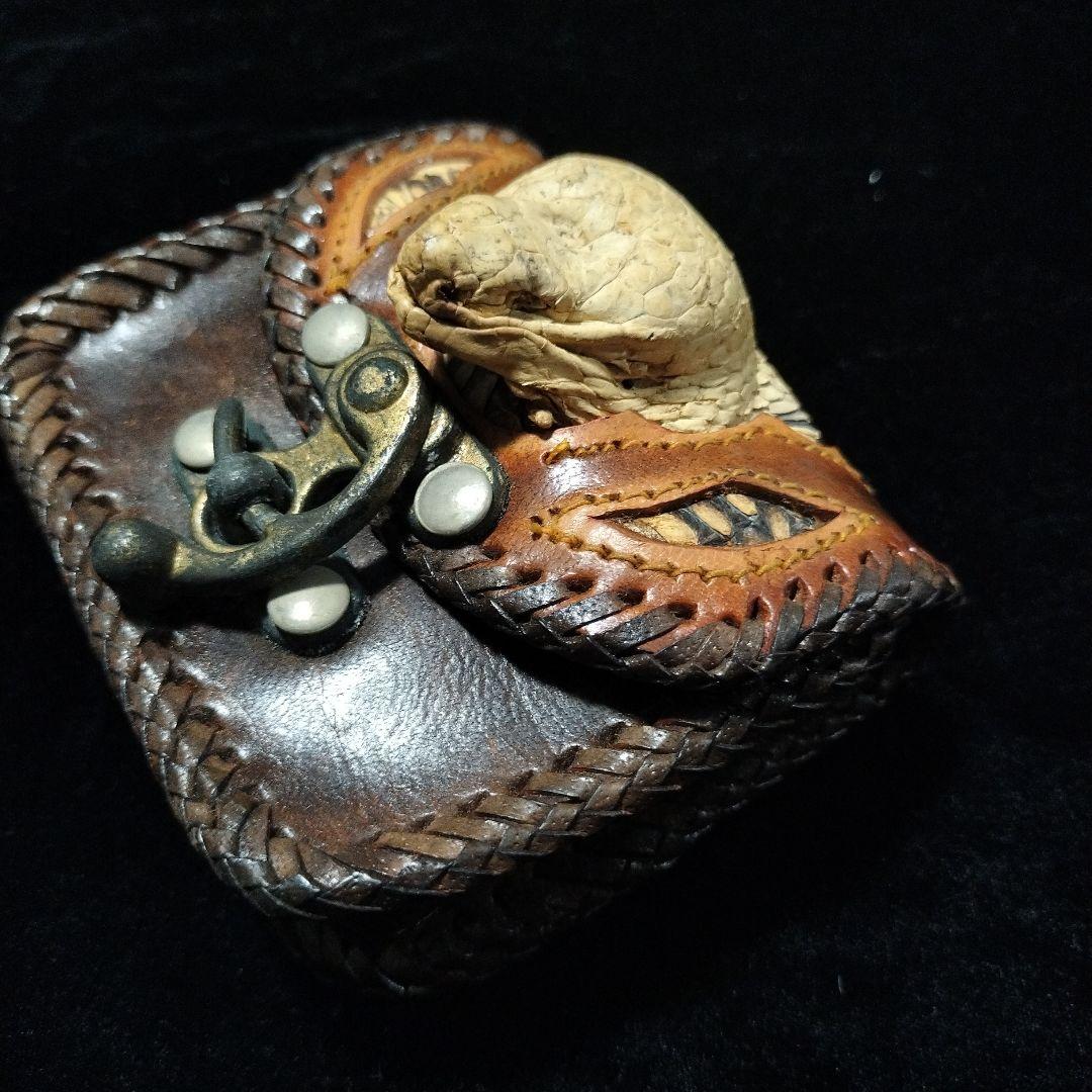 レザー 小物入れ 蛇の頭部デザイン