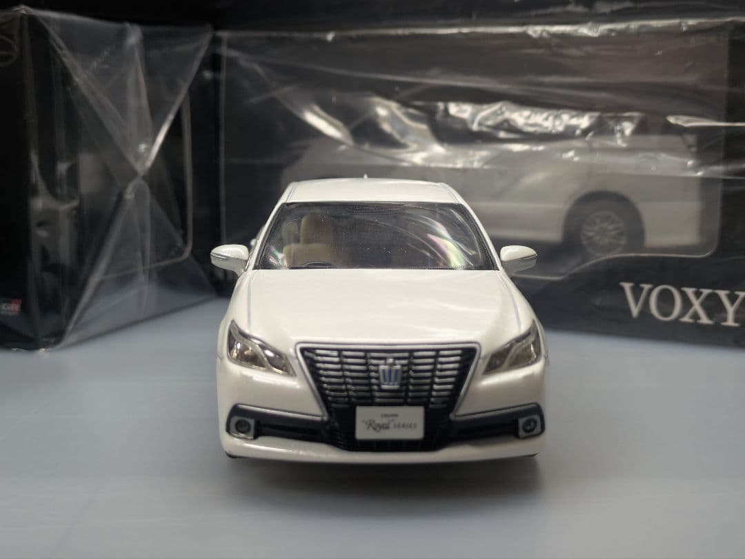 トヨタ クラウンロイヤルサルーン カラーサンプル