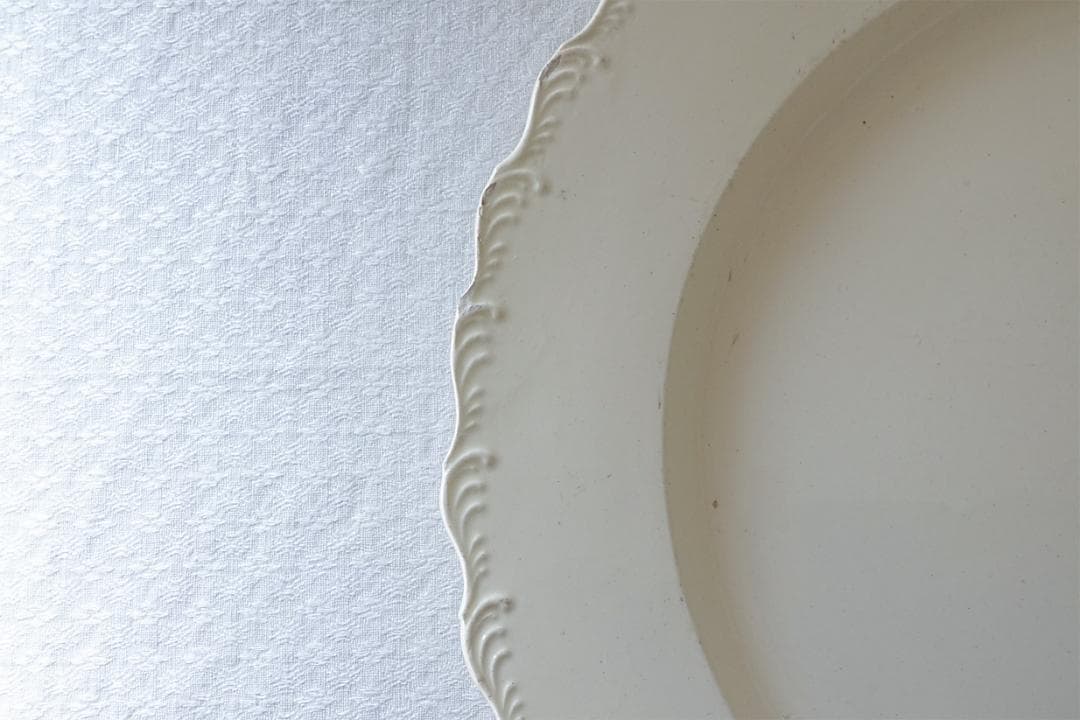 イギリスアンティーク　18世紀　フリルリム　レリーフ　プレート　34cm