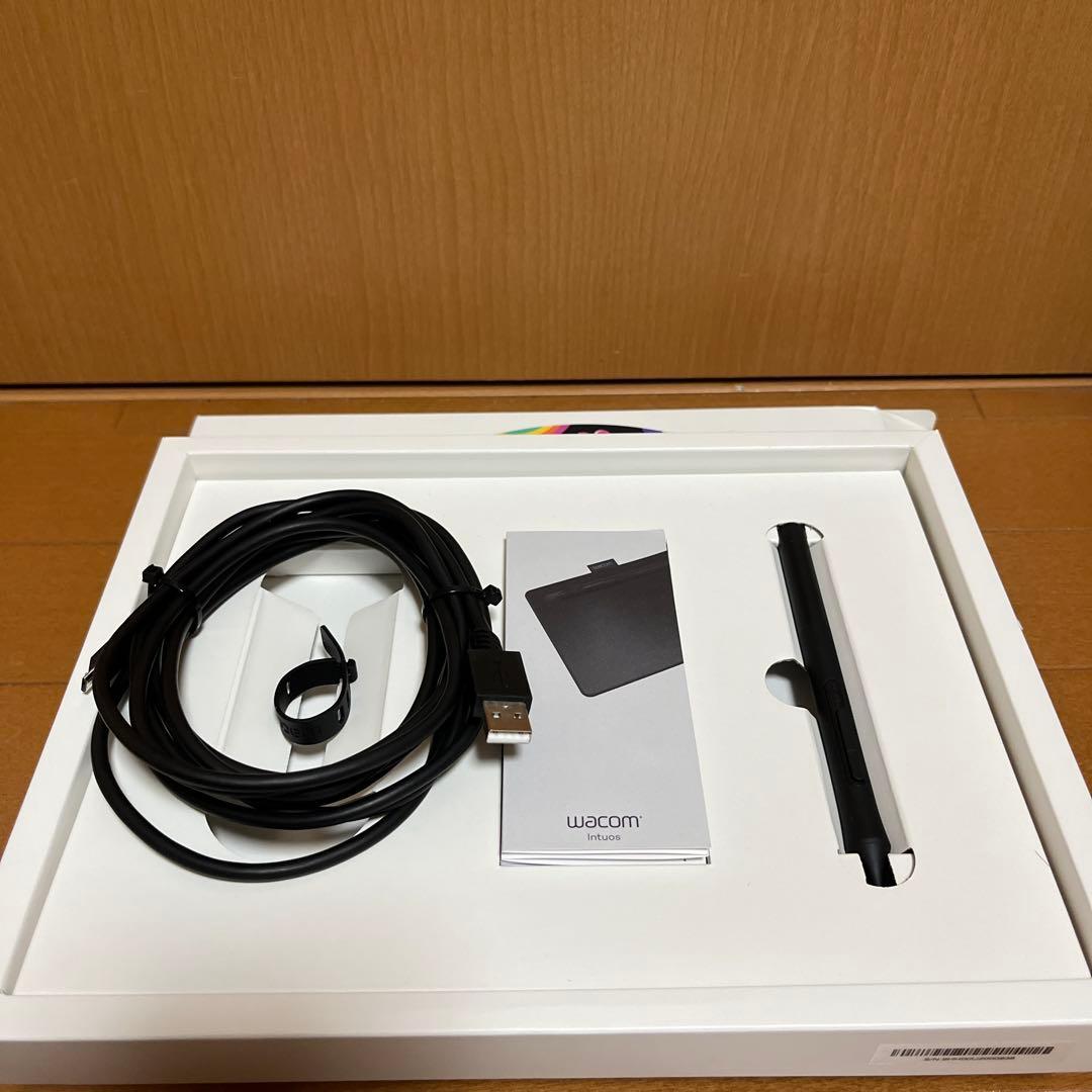 ［美品］Wacom Intuos Medium ブラック ペンタブレット
