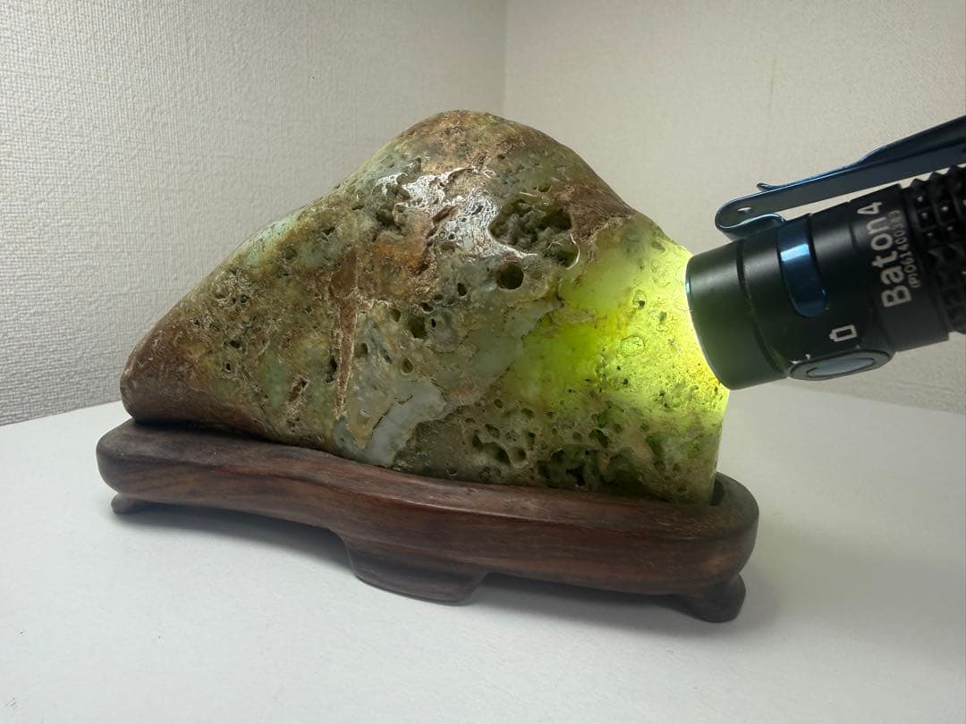 鑑賞石　オーストラリア　ヒスイ（翡翠） 木製台座付き