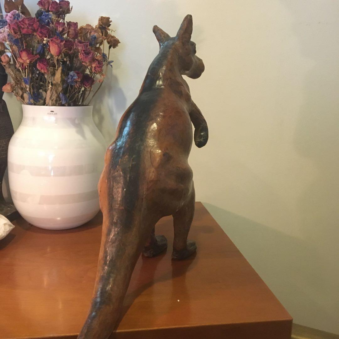本革で今にも動きそうなリアルなカンガルーのオブジェ高さ33cmインパクト大