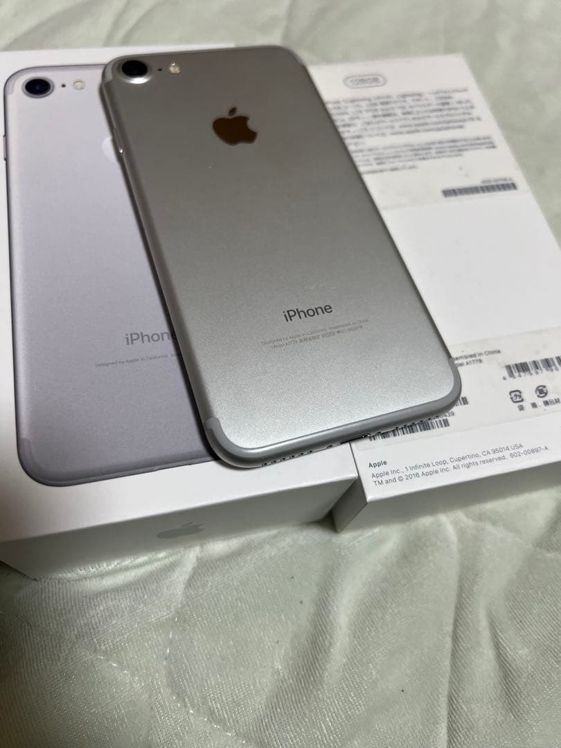 Apple iPhone 7 128GB SIMフリーシルバー 本体 箱付き
