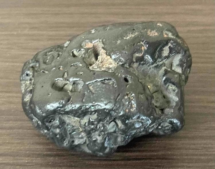 お買い得！大型！地球外から飛来した磁気を帯びた神秘の隕石、宇宙の力を宿す石！