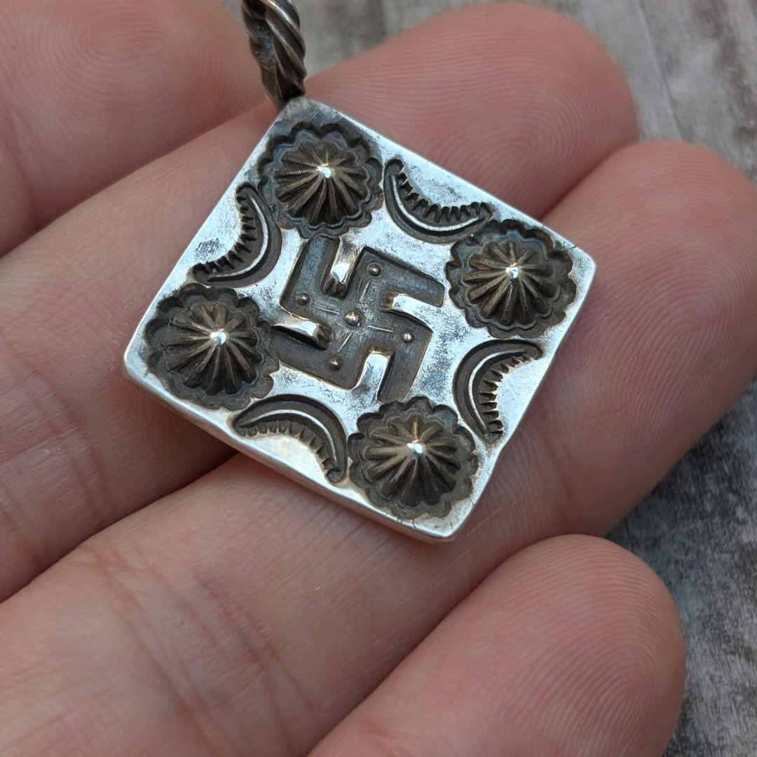 ハンドメイドのシルバートップ　ネックレストップ インディアンジュエリー風