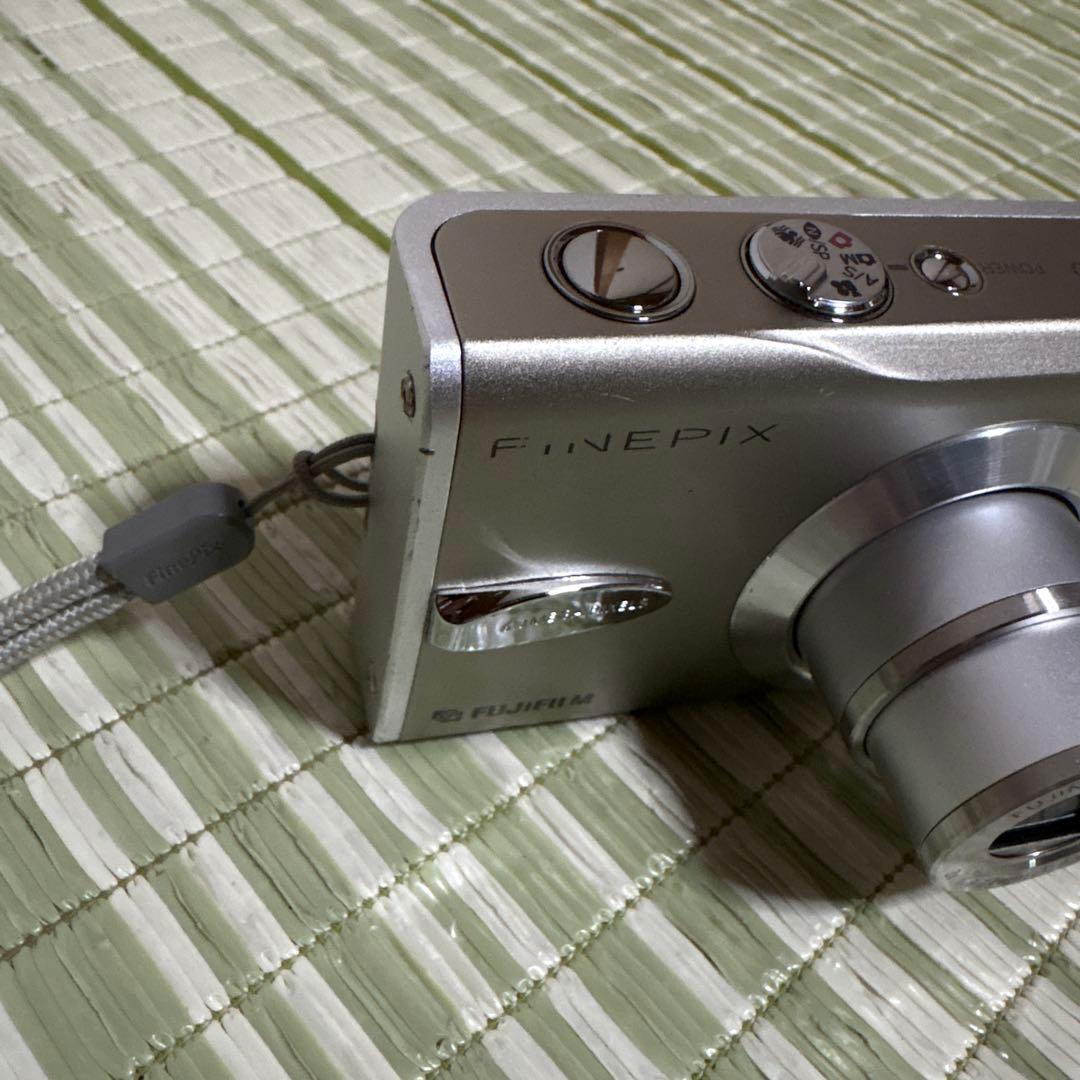 富士フイルム FinePix F30 シルバー コンパクトデジタルカメラ