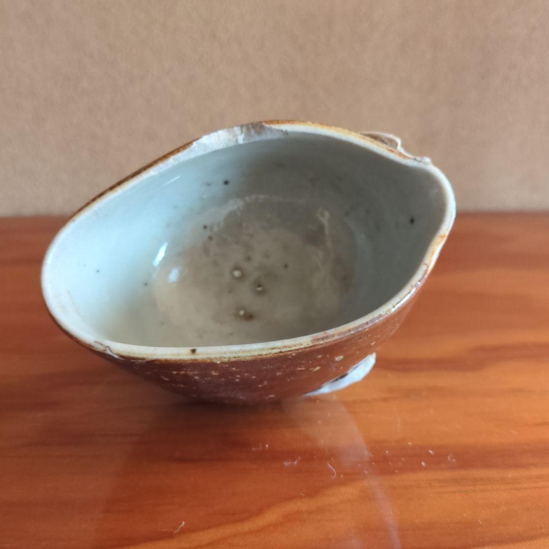 茶色の陶器製小鉢（修復あり）