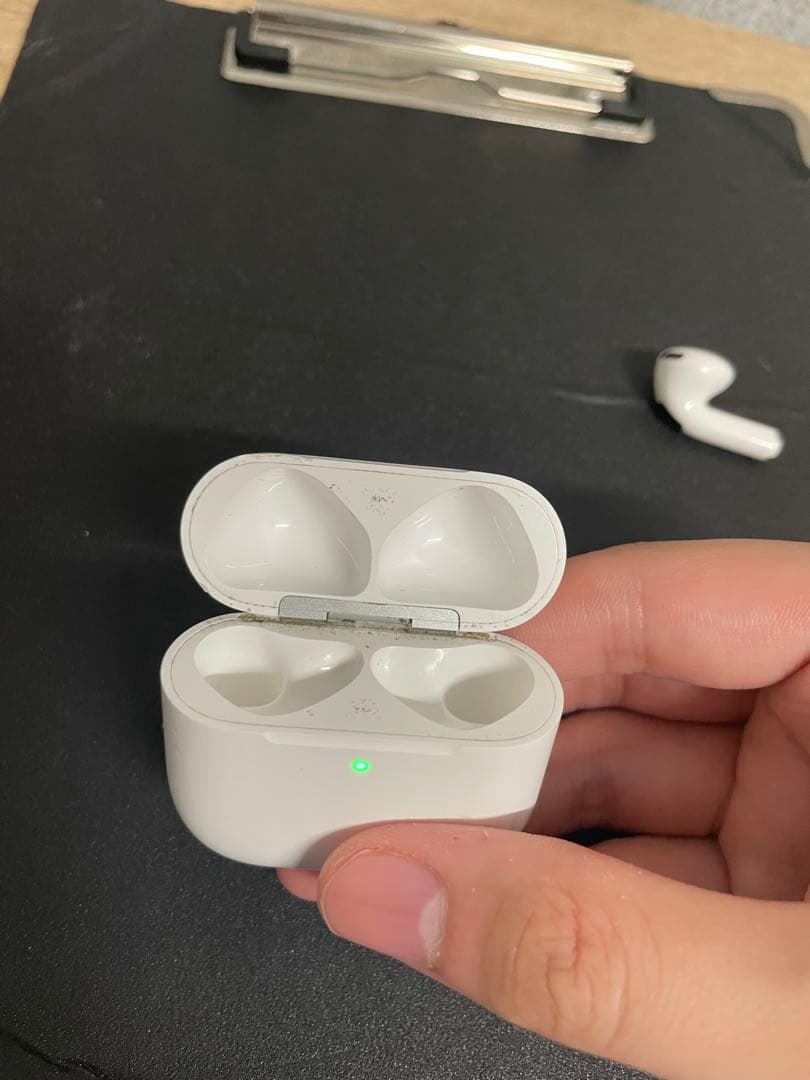 【送料込み!!】AirPods 4 本体 ホワイト【訳あり!!】