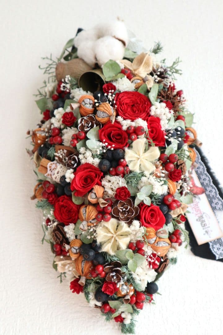 ドライフラワーꕤ︎︎赤いバラと木の実いっぱい Xmas縦長ガーランドꕤ壁飾り