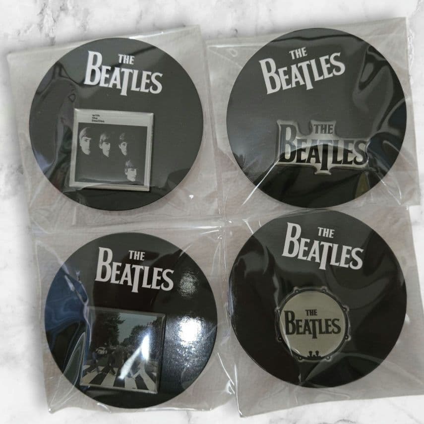 The Beatles アルバムピンバッジ 15個セット、レコードチャーム1点